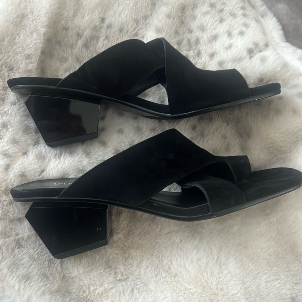 Van Eli black suede shoe size 8 1/2 narrow. Great condition.